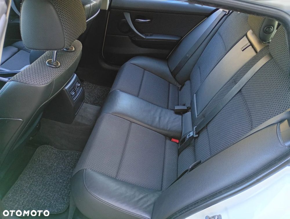 BMW Seria 3 320d xDrive DPF Touring - 26