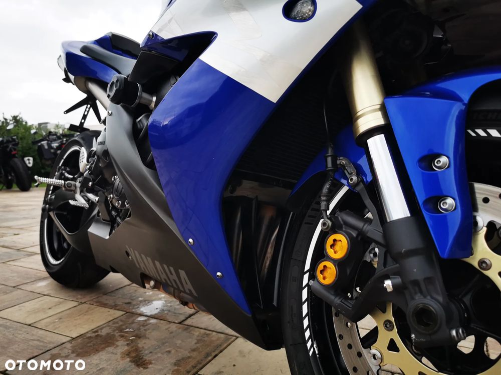 Yamaha R1 - 25