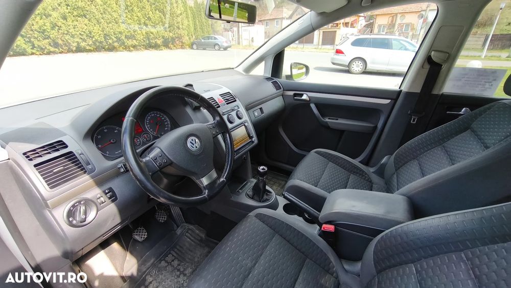 Volkswagen Touran - 11