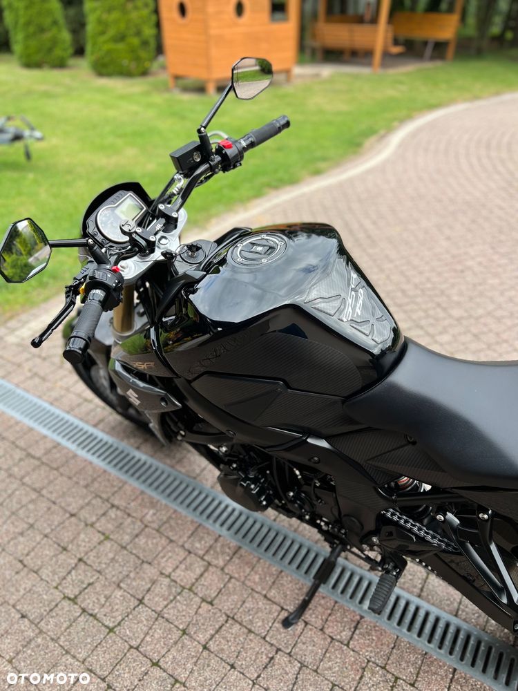 Suzuki GSR - 24