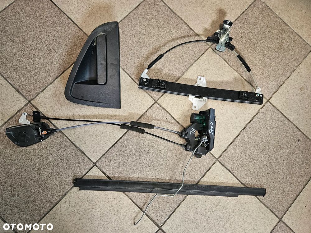 Klamka lewa prawa tył tylna podnośnik listwa zgarniająca Chevrolet Spark M300 2011r Europa - 1