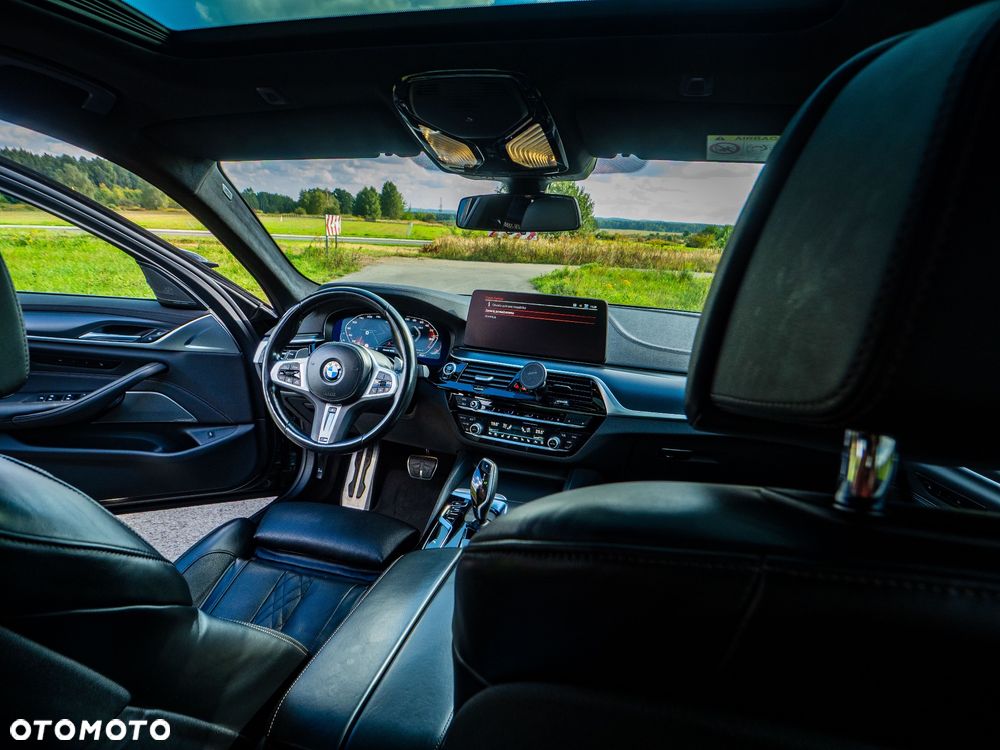 BMW Seria 5 M550i xDrive - 18