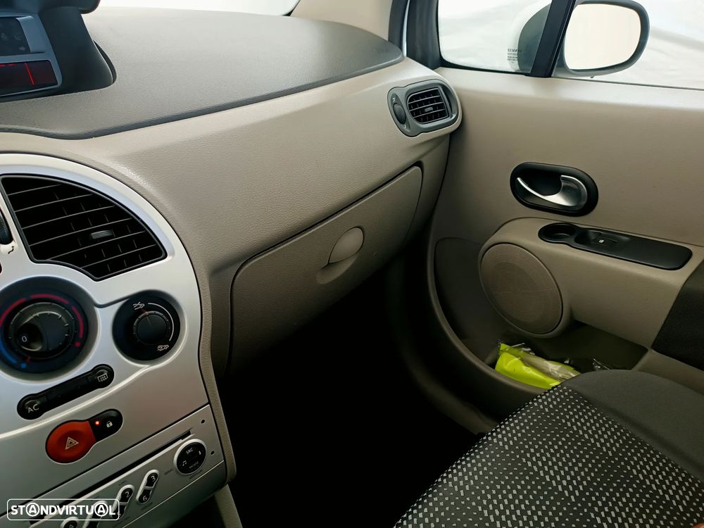 Renault Clio 1.2 16V Confort - 10
