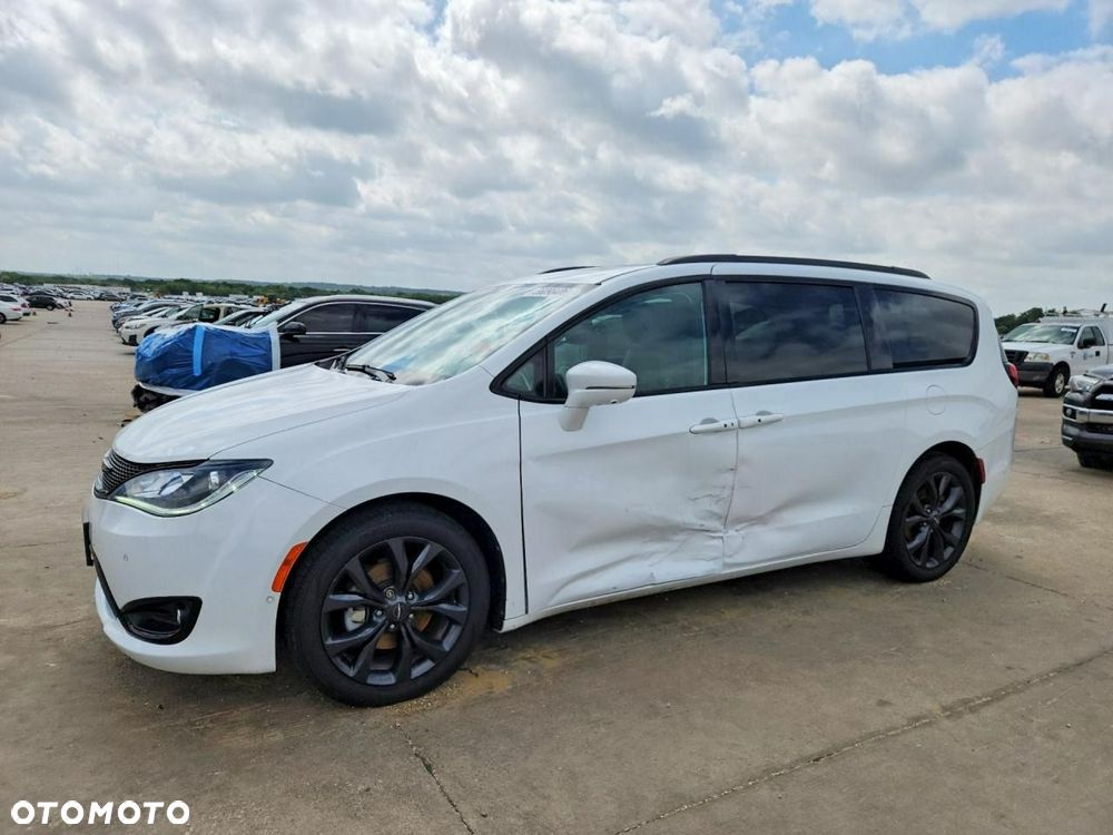 Chrysler Pacifica - 4