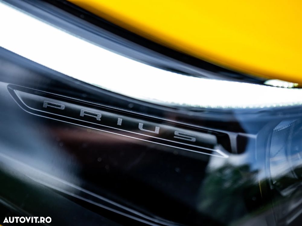 Toyota Prius ver-2-0-fwd-phev-dynamic - 8