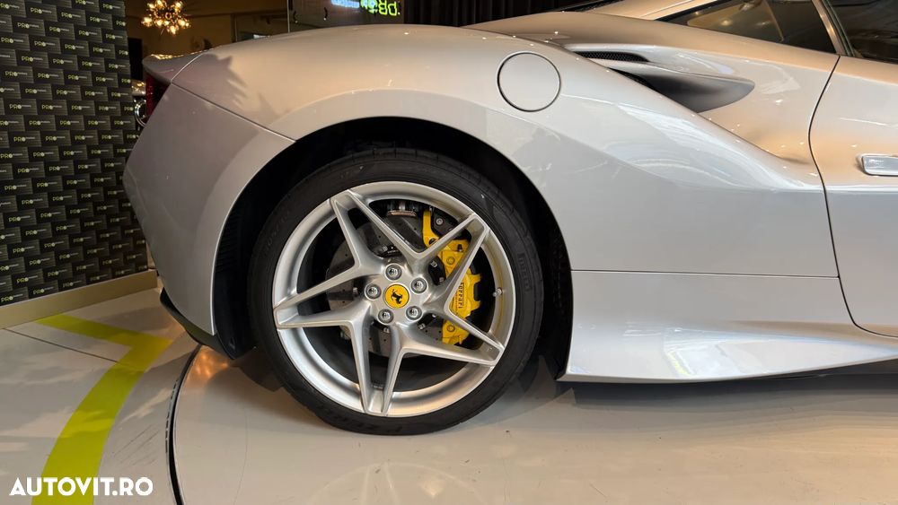 Ferrari F8 - 6