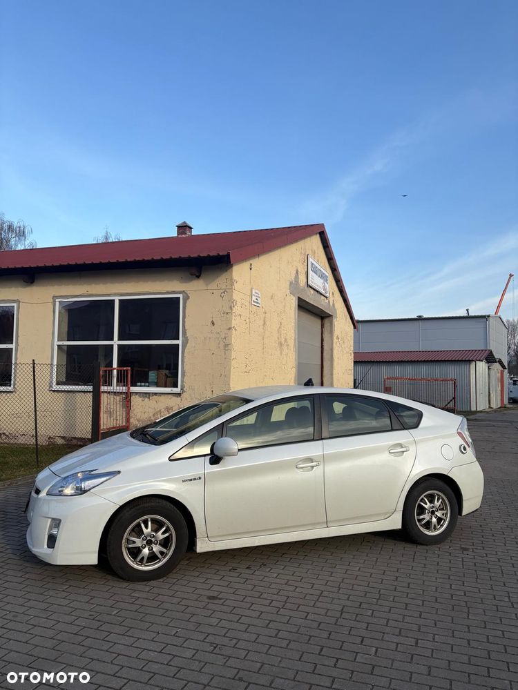 Toyota Prius (Hybrid) - 10