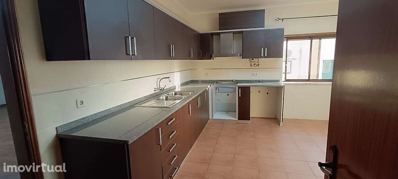 Moradia T6 com Cave, R/Chão e Sótão Aproveitado | A 3 km de Tomar - Grande imagem: 5/39