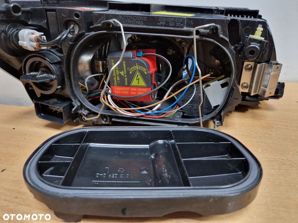 LAMPA LEWA PRZEDNIA XENON VOLVO S40II 04-07R  CZARNY ŚRODEK IDEALNA ORYGINAŁ EUROPA - 12