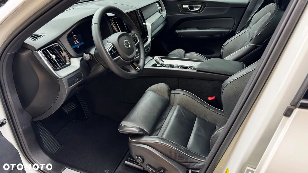 Volvo XC 60 B4 D AWD Plus Dark - 23