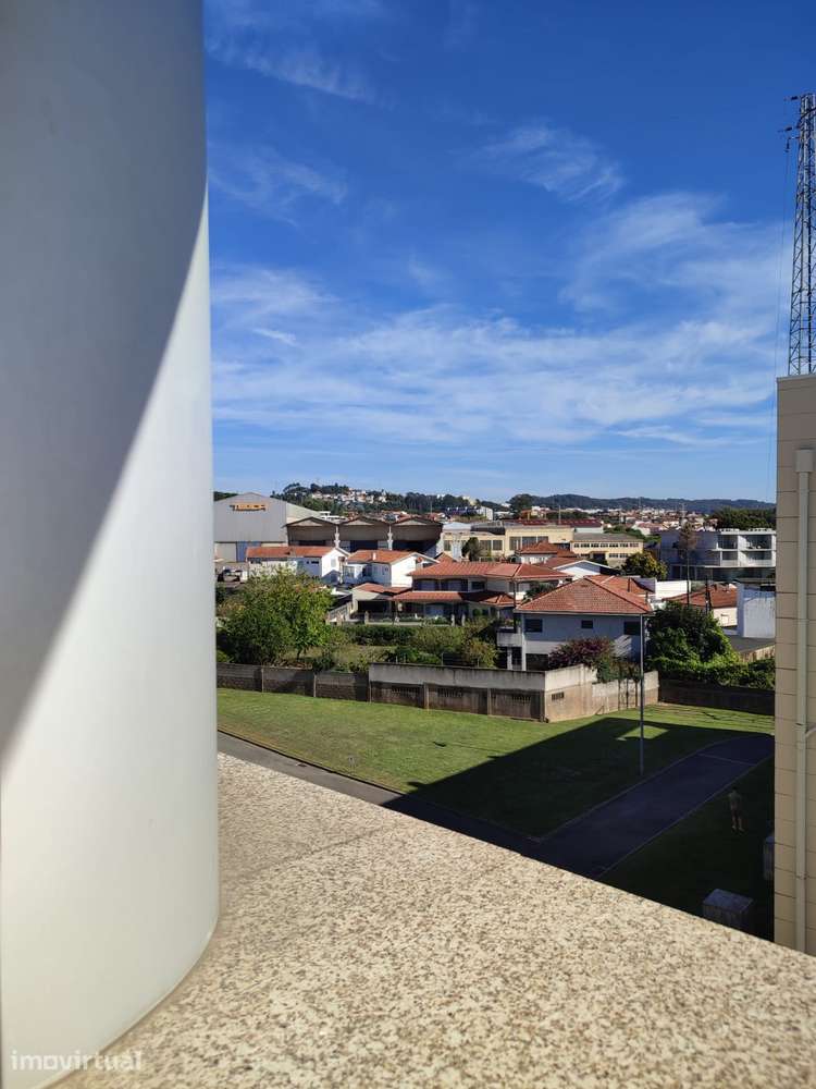 T1 virado a sul, varanda e garagem fechada com transportes à porta - Grande imagem: 2/18