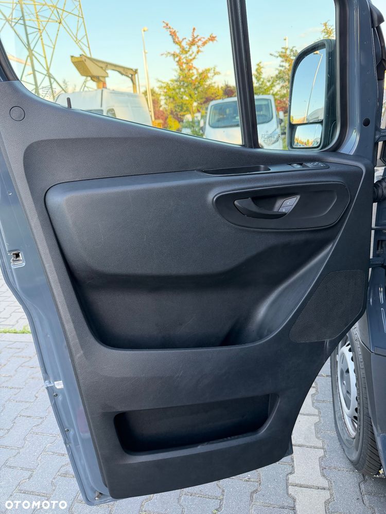 Mercedes-Benz Sprinter - 25