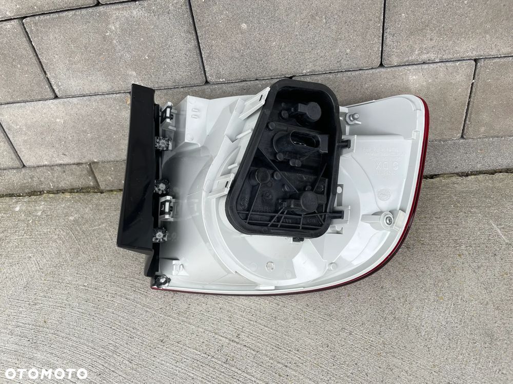 LAMPA TYLNA PRAWA VW TOUAREG I  2003-2007 - NOWA - 2