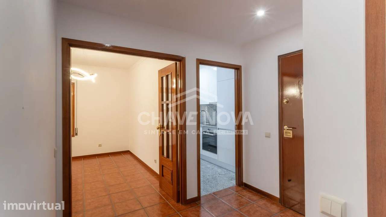 T2 2 FRENTES TOTALMENTE RENOVADO COM LUGAR DE GARAGEM - CANIDELO - Grande imagem: 3/26