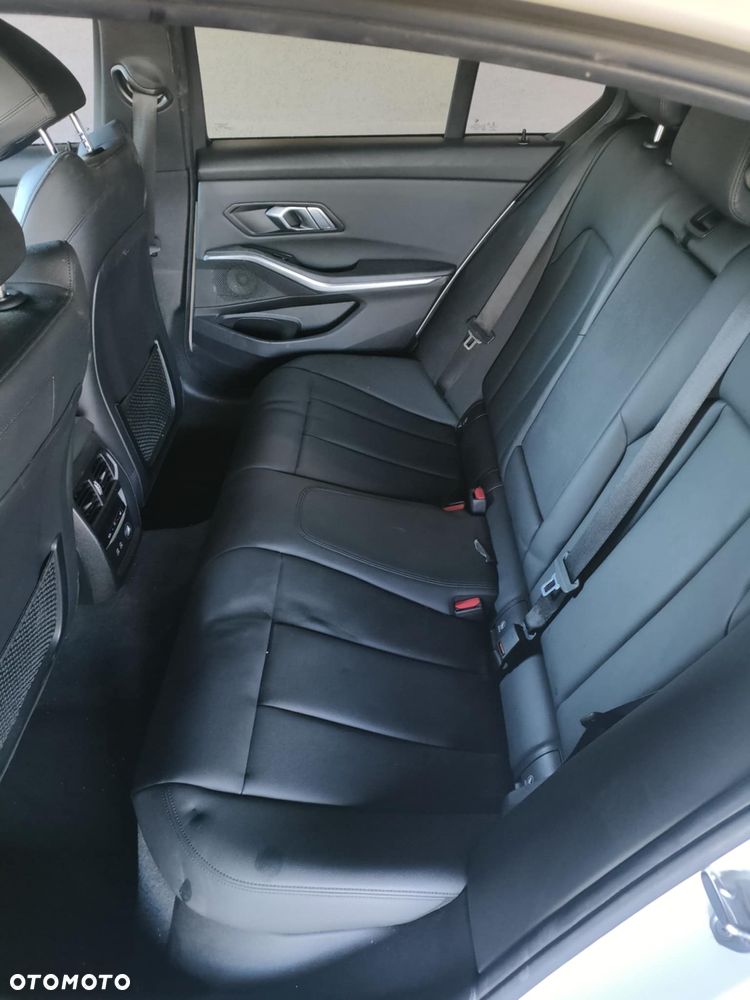 BMW Seria 3 330i M Sport - 10