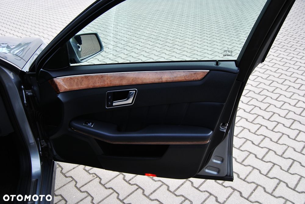 Mercedes-Benz Klasa E 300 CDI DPF BlueEFFICIENCY 7G-TRONIC Elegance - 16