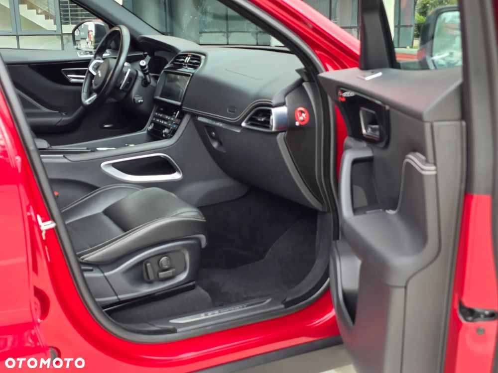 Jaguar F-Pace 2.0 i4D AWD R-Sport - 37