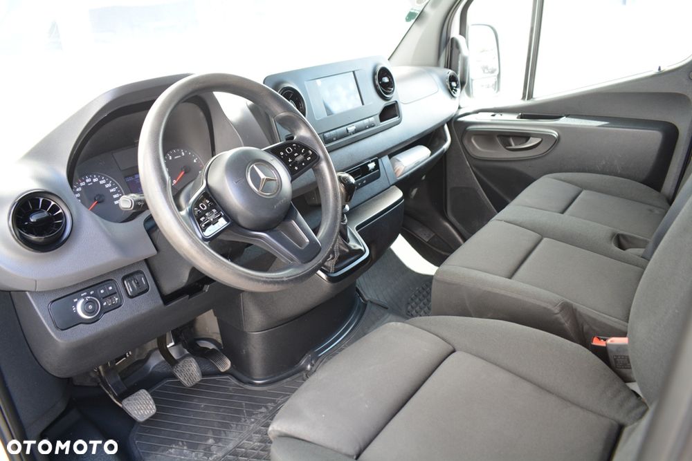 Mercedes-Benz Sprinter 907 319 CDI - 21