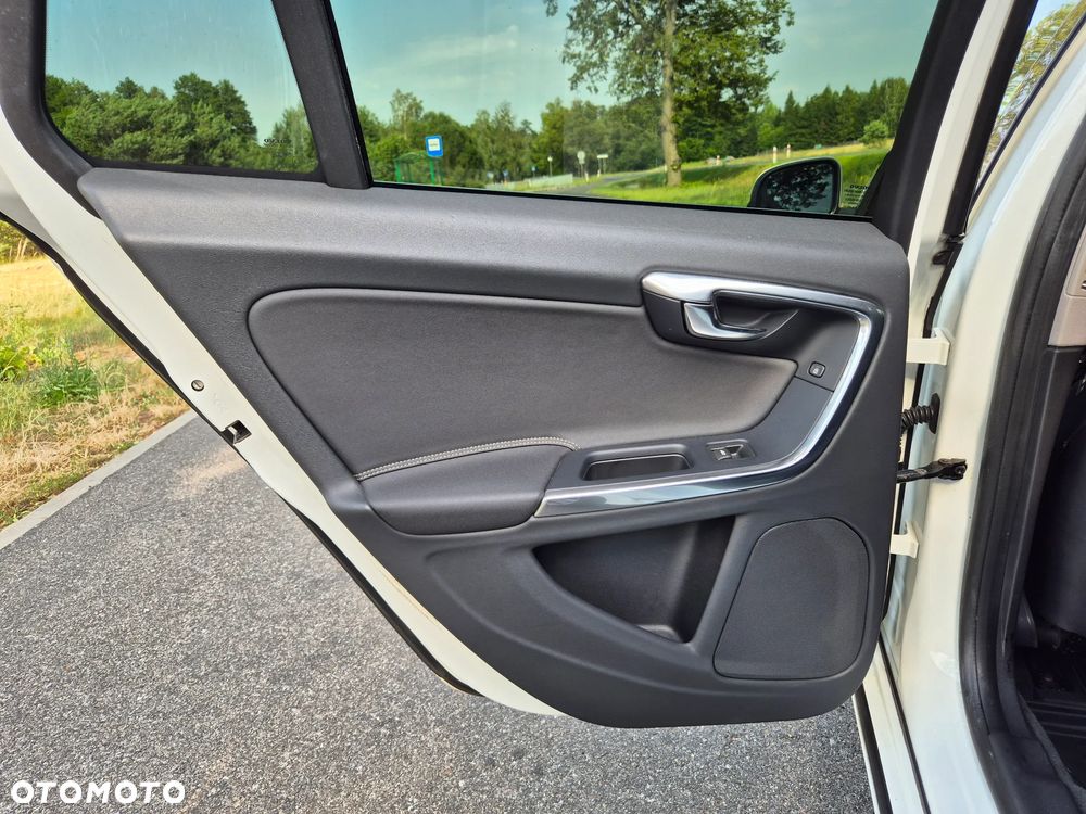 Volvo V60 D3 R-Design - 19