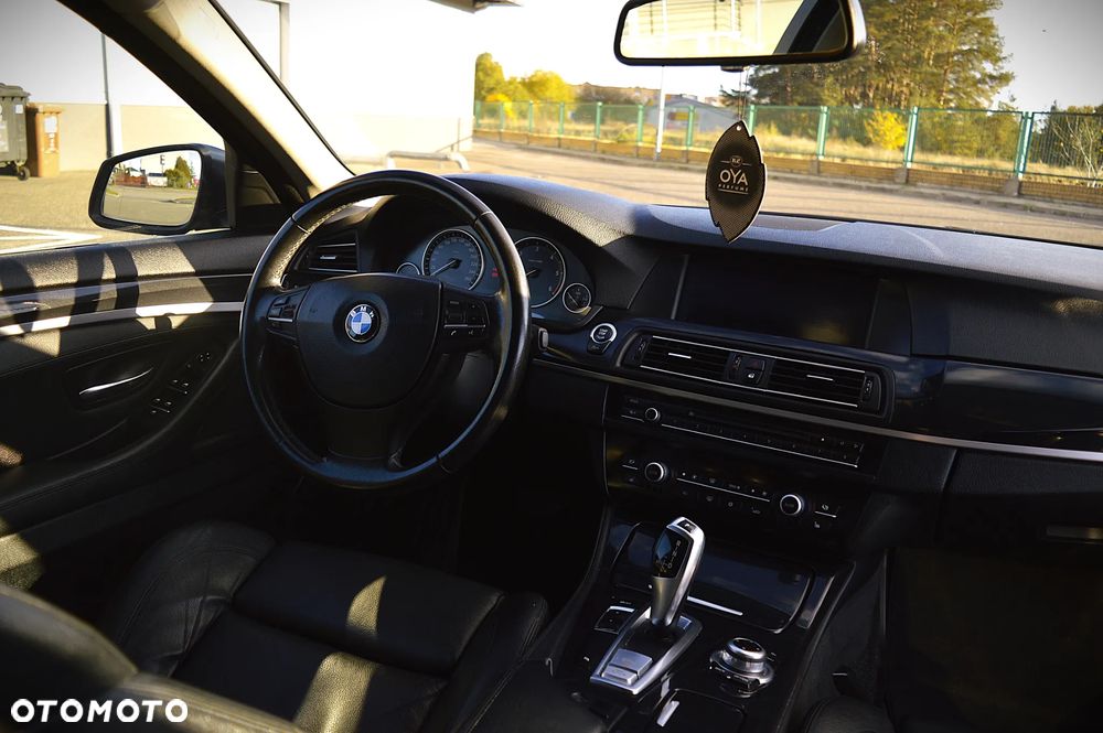 BMW Seria 5 525d xDrive - 10