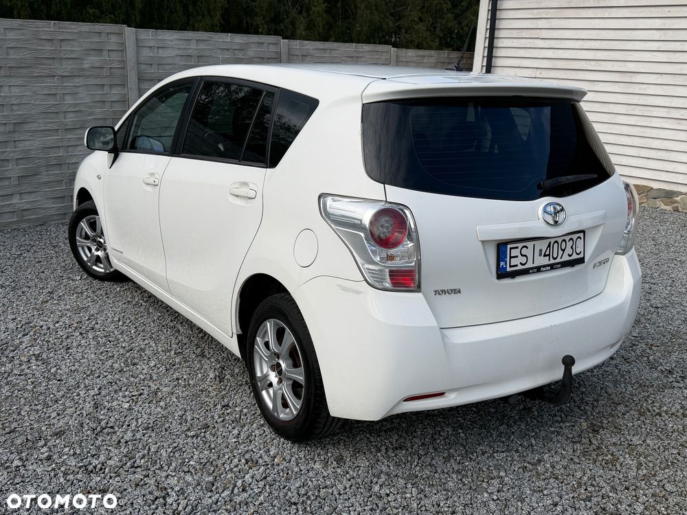 Toyota Verso 2011 photo 2