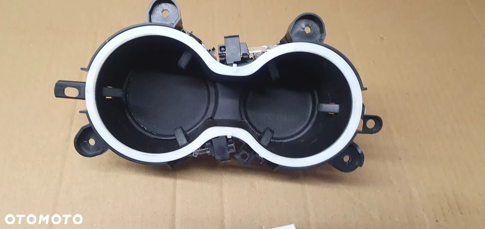 Uchwyt na kubki napoje podświetlany Jeep Grand Cherokee WK2 X90018000XX - 2