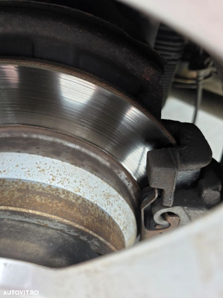 Mercedes-Benz E 220 CDI DPF BlueEFFICIENCY 7G-TRONIC Avantgarde - 18