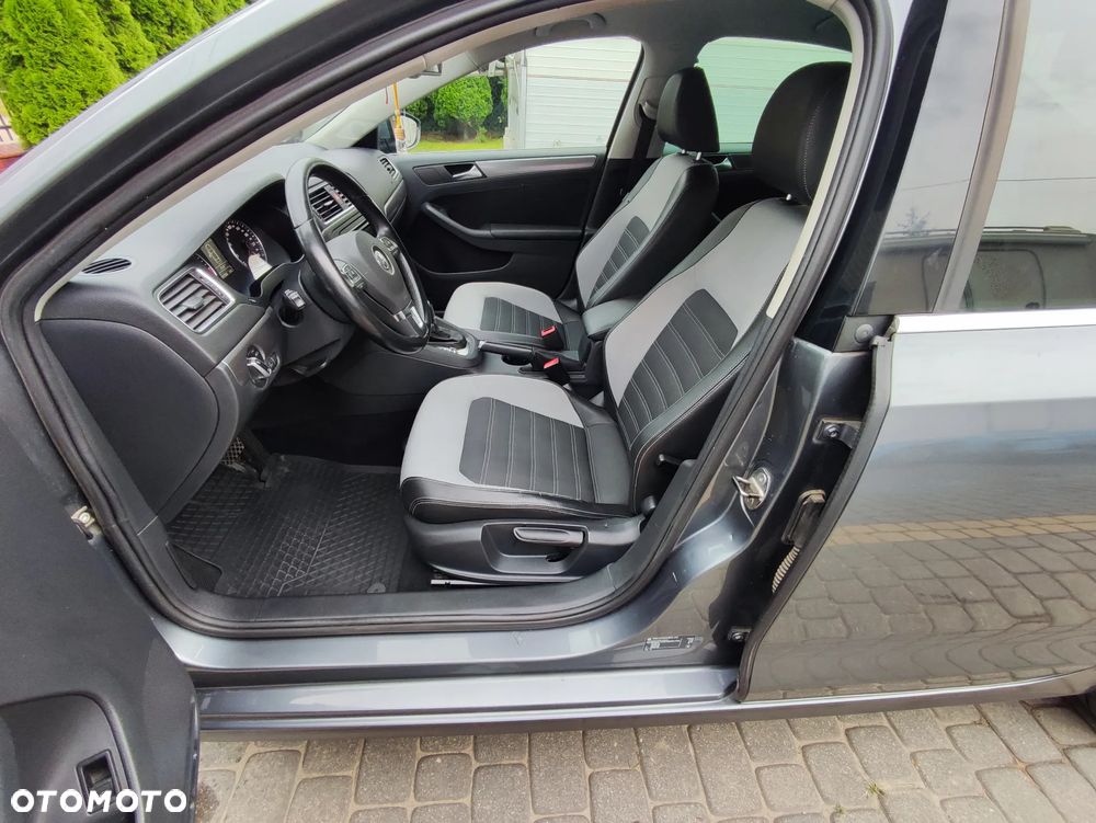 Volkswagen Jetta 2.0 TDI Highline DSG - 16