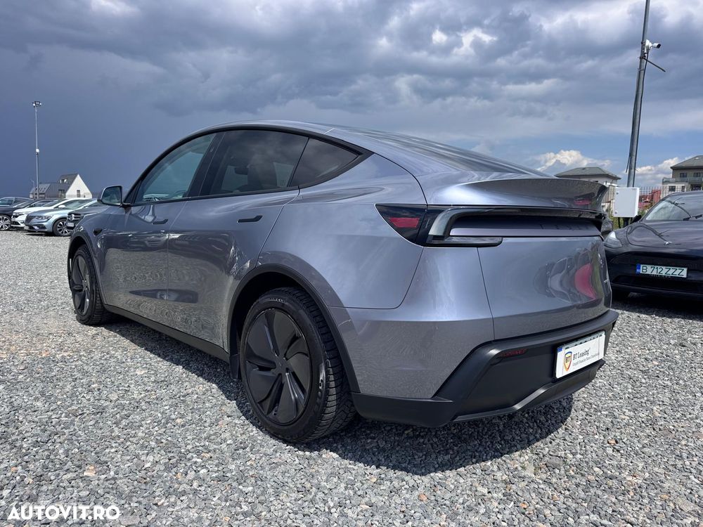 Tesla Model Y - 4