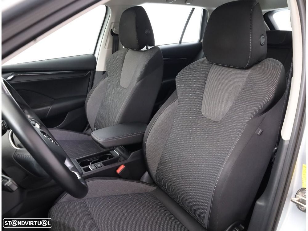 Skoda Octavia 2.0 TDI Ambition — fotografia 9