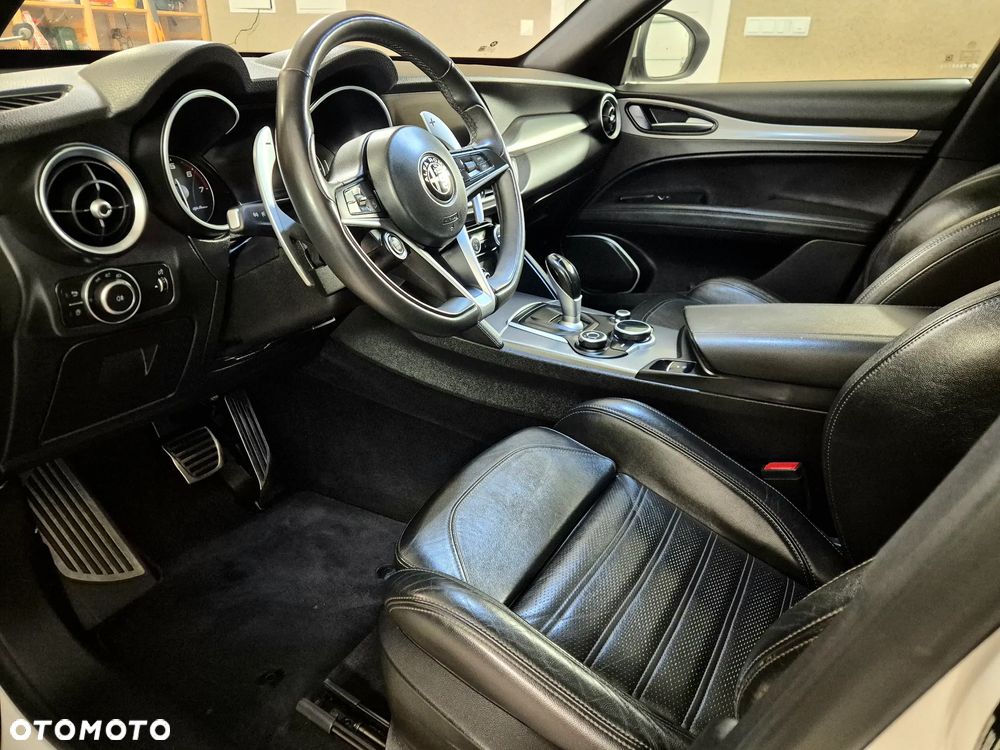 Alfa Romeo Stelvio - 8