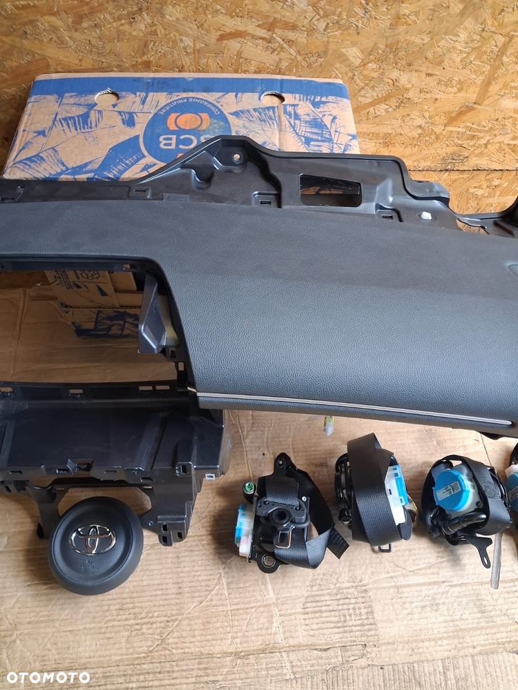 Deska konsola toyota Yaris cross IV w kompletbwchodzi 2xpoduszka  4 razy pasy - 2