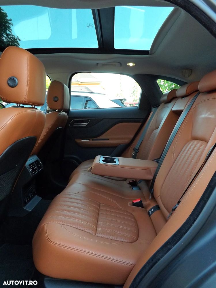 Jaguar F-Pace 25d AWD Portfolio - 12