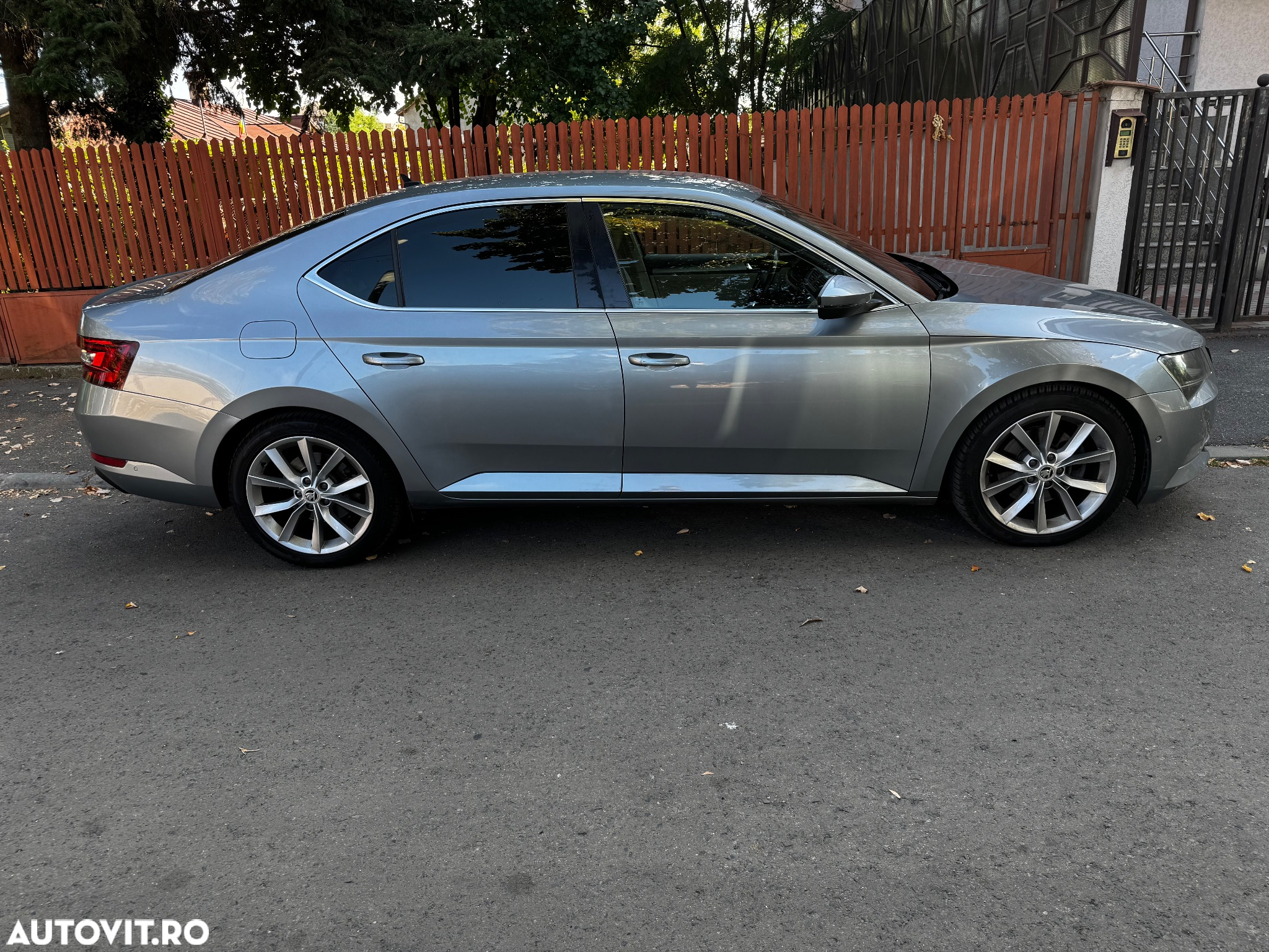 Skoda Superb 2.0 TDI DSG Ambition - 4