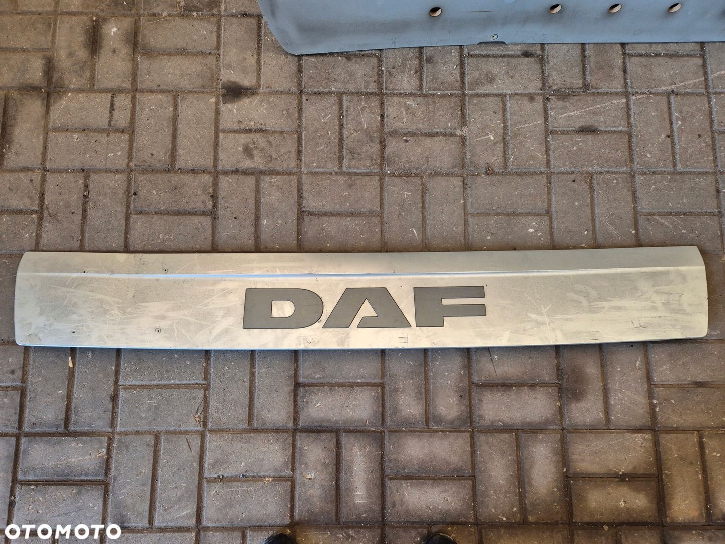 EMBLEMAT NAPIS LOGO LISTWA MASKI ATRAPY DAF XF 106 EURO 6 1835731 - 1