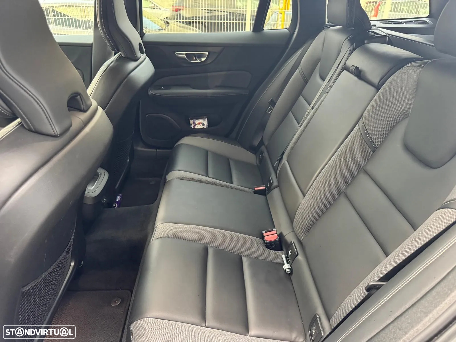 Volvo V60 2.0 B4 Plus Dark Auto - 7