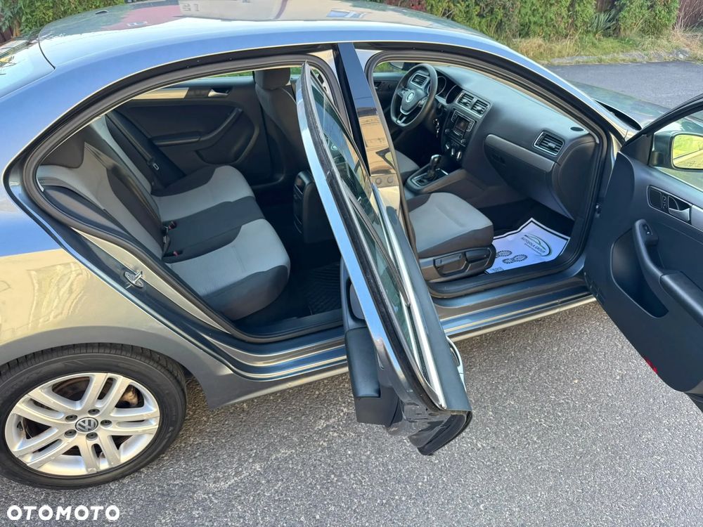 Volkswagen Jetta - 11