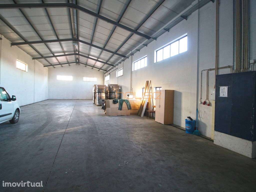 Armazém com logradouro e parque de estacionamento - Grande imagem: 3/9