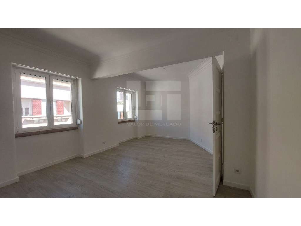 T2 convertido em T1 remodelado na Graça, com vista rio - Grande imagem: 3/19