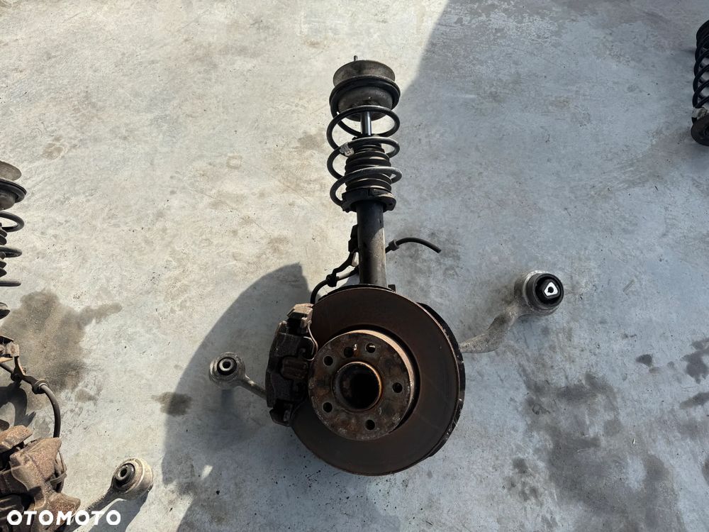 ZWROTNICA AMORTYZATOR LEWY MCPERSON BMW E90 E87 - 2