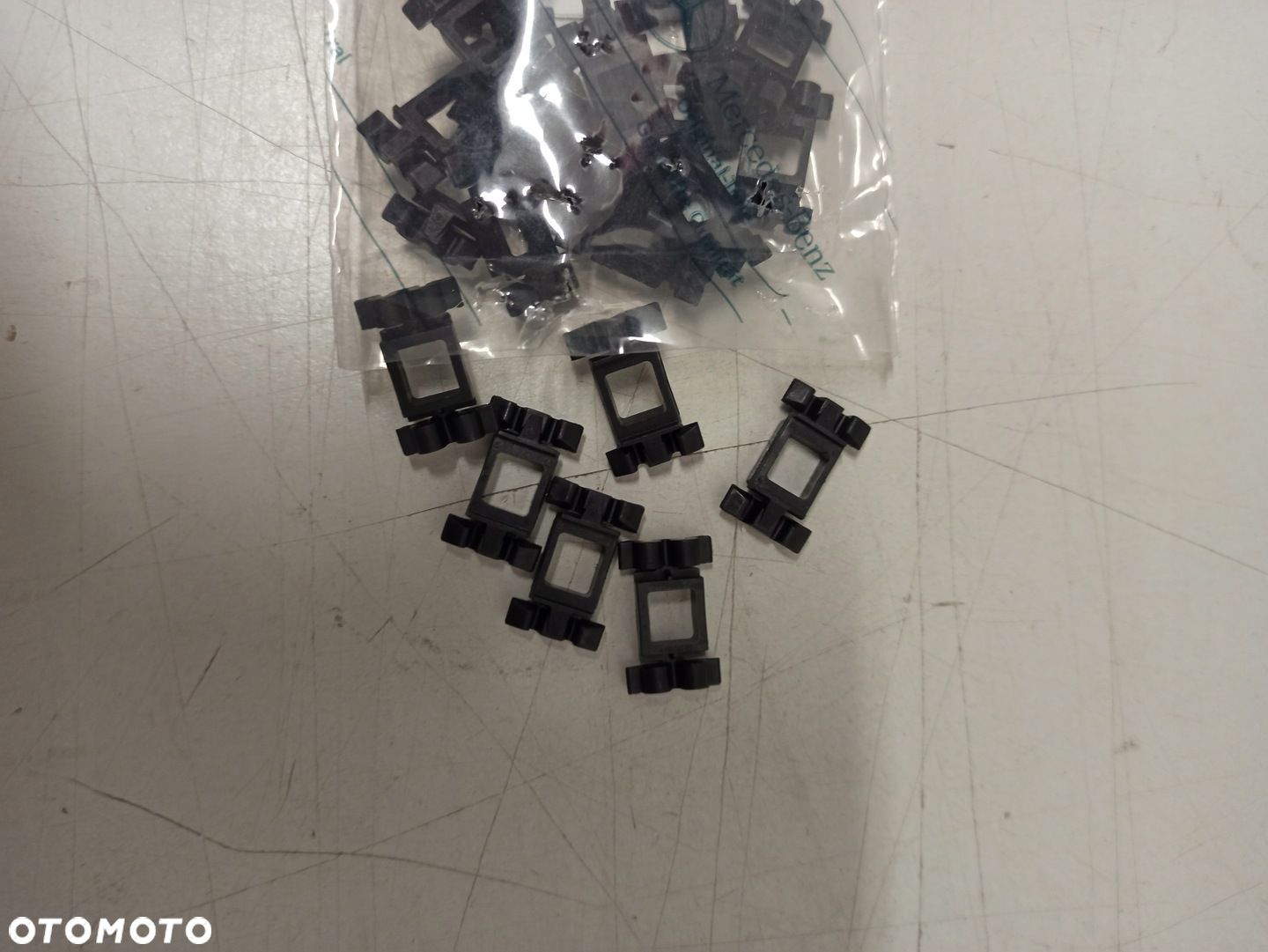 SPINKA MOCUJĄCA LISTWĘ BOCZNĄ MERCEDES W202 INNE A0099884078 32 SZT KPL - 1