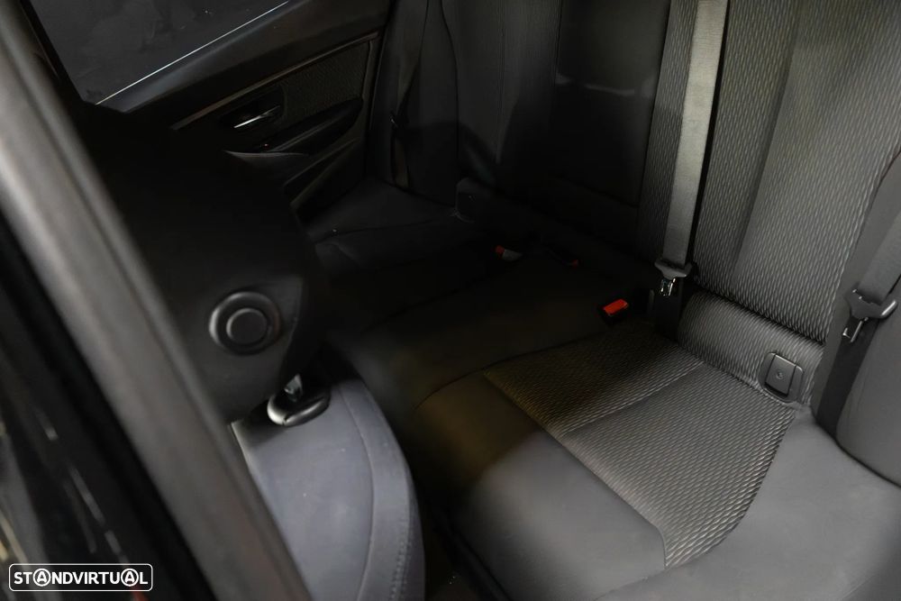 BMW 318 d Sport - 32