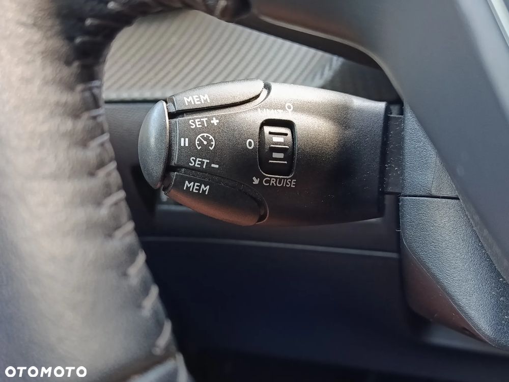 Peugeot 208 TURBO 100 Allure - 18