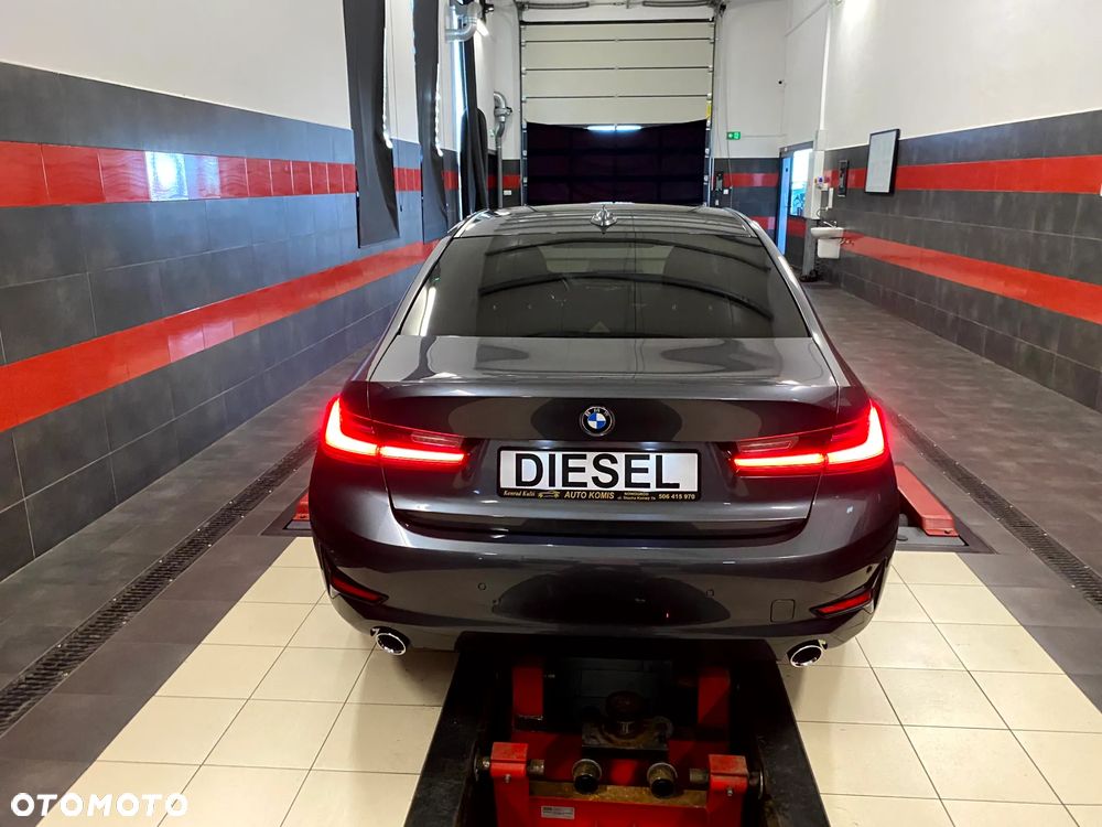 BMW Seria 3 320d Sport - 12