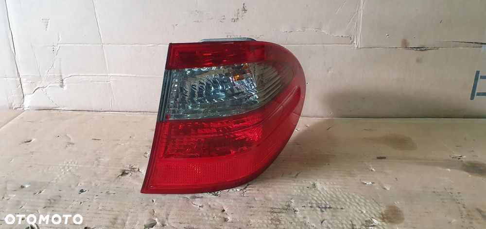 Lampa prawy tył tylna prawa Mercedes E-Klasa W211 Lift Kombi A2118202864 - 1