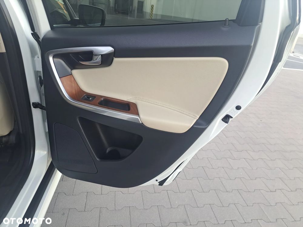 Volvo XC 60 T6 AWD Geartronic Summum - 18