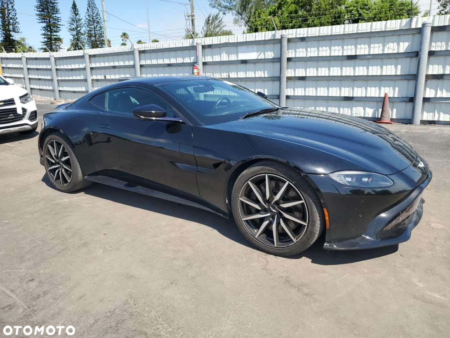 Aston Martin Vantage - 5