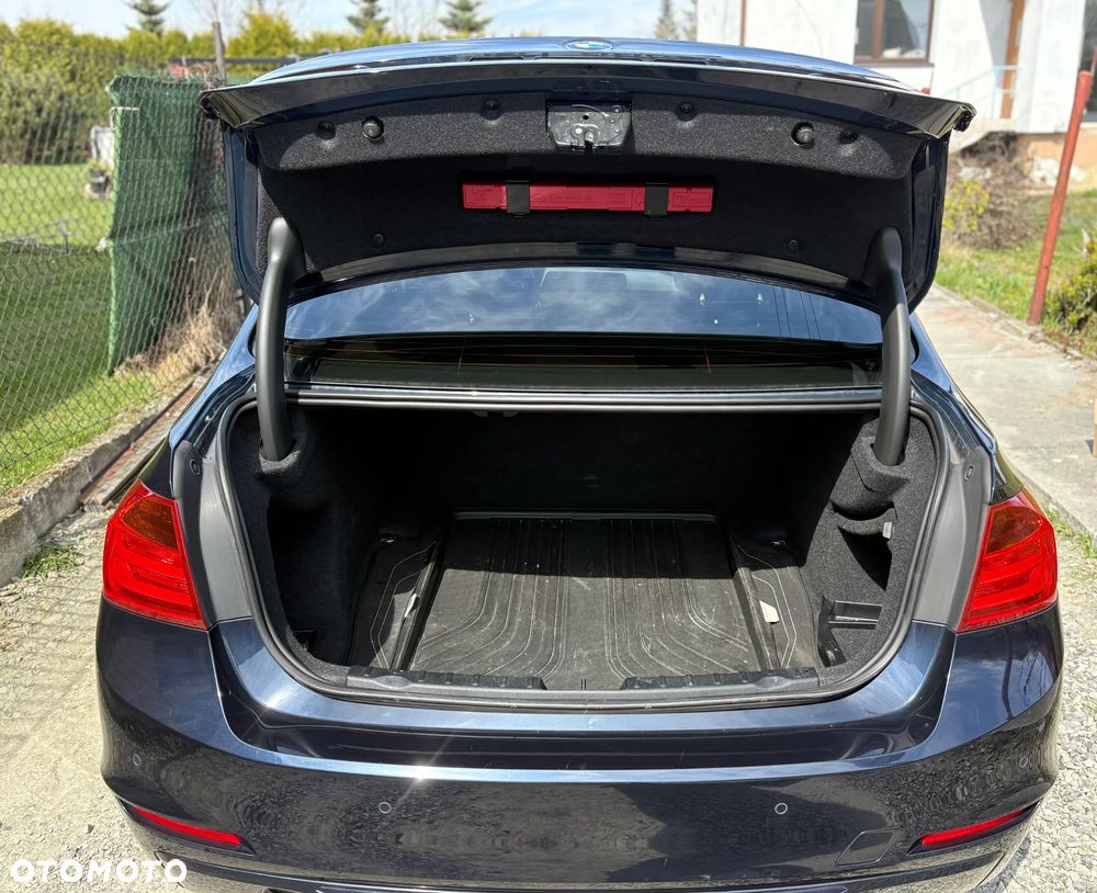 BMW Seria 3 320i Sport Line - 11