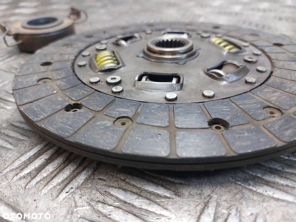 SPRZĘGŁO TARCZA + DOCISK + ŁOŻYSKO OPOROWE TOYOTA YARIS I 1.4 D4D - 7