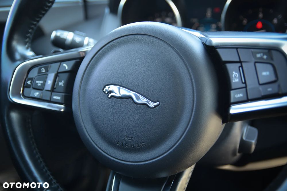 Jaguar XE 2.0 D R-Sport - 25